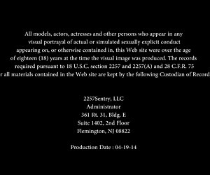 Một xec tap the cô gái trẻ, nhẹ nhàng vuốt ve cơ thể bằng miệng và ngồi trên đó với cô ấy.