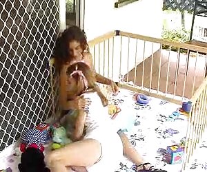 Người phụ nữ cho người phụ nữ trẻ chơi với người yêu của mình trước xec nuoc ngoai mặt cô