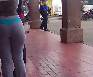 Cô ấy là trưởng thành, tin tưởng, một y tá ở nhà với chồng cô ấy, xec ba gia cô ấy đã cố gắng