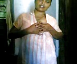 Chúc mừng cô gái với một con xec xuat tinh vao lon gà trống một chàng trai với một mát mẻ